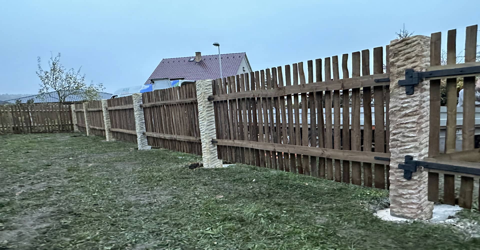 Obrázek 1 / Dřevěné ploty - ručně opracovaný   - realizace Loučeň 11-2022